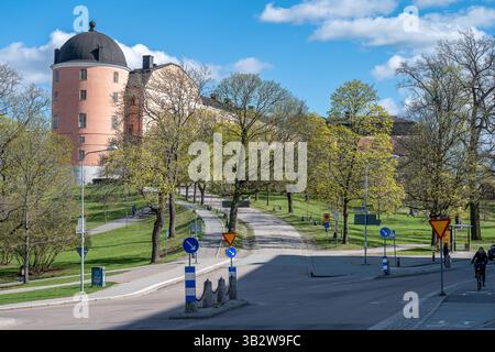 Castello di Uppsala in cima a Kasåsen in una soleggiata giornata primaverile in Svezia alla fine di aprile 2025. La costruzione del castello iniziò nel 1549. Foto Stock