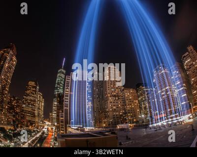 11 settembre 2014 - New York, Stati Uniti d'America - i due fasci di luce in memoria del World Trade Center e per onorare le vittime degli attentati del 9/11 durante l'anniversario Tribute in Light dell'11 settembre 2015 a New York City. (Immagine di credito: © Anthony Quintano/Planet Pix via ZUMA Wire) Foto Stock
