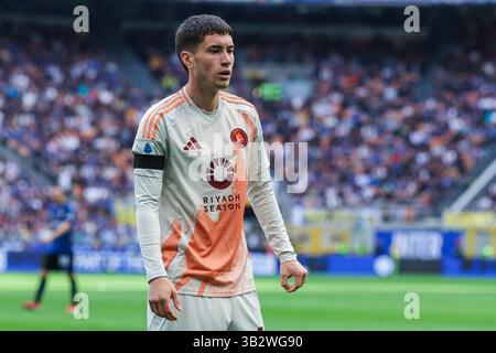Milano, Italia. 27 aprile 2025. Matias Soule dell'AS Roma guarda durante la partita di calcio di serie A 2024/25 tra FC Internazionale e AS Roma allo stadio San Siro crediti: dpa/Alamy Live News Foto Stock