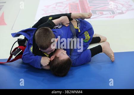 ODESSA, UCRAINA - 6 aprile 2025: Sfidante nazionale ucraino jiu jitsu i giovani atleti conducono intensi combattimenti, combattimenti sul tatami per i campioni Foto Stock