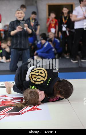 ODESSA, UCRAINA - 6 aprile 2025: Sfidante nazionale ucraino jiu jitsu i giovani atleti conducono intensi combattimenti, combattimenti sul tatami per i campioni Foto Stock