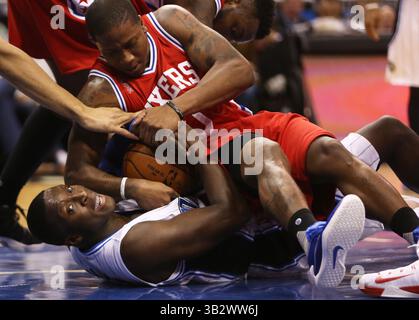 28 febbraio 2016 - Orlando, FL, USA - la guardia magica di Orlando Victor Oladipo combatte per il possesso sul pavimento con Isaiah Canaan dei Philadelphia 76ers domenica 28 febbraio 2016, presso l'Amway Center di Orlando, Flag. (Immagine di credito: © Charles King/TNS via ZUMA Wire) Foto Stock