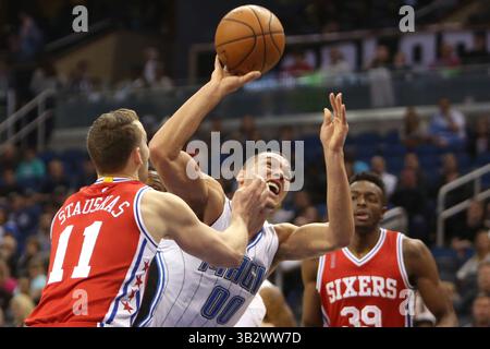 28 febbraio 2016 - Orlando, Florida, Stati Uniti - l'attaccante degli Orlando Magic Aaron Gordon viene fregato da Nik Stauskas dei Philadelphia 76ers domenica 28 febbraio 2016 presso l'Amway Center di Orlando, Flag. (Immagine di credito: © Charles King/TNS via ZUMA Wire) Foto Stock