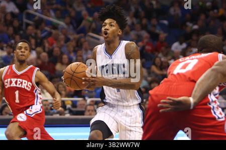 28 febbraio 2016 - Orlando, Florida, USA - la guardia magica di Orlando Elfrid Payton viaggia tra Ish Smith (1) e Isaiah Canaan (0) dei Philadelphia 76ers domenica 28 febbraio 2016, presso l'Amway Center di Orlando, Flag. (Immagine di credito: © Charles King/TNS via ZUMA Wire) Foto Stock