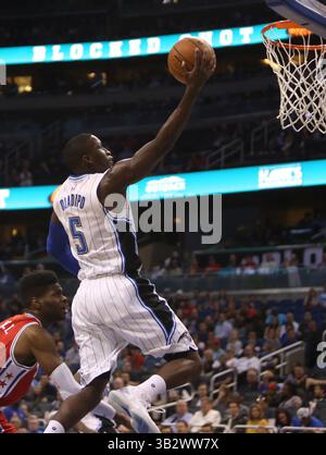 28 febbraio 2016 - Orlando, FL, USA - la guardia magica di Orlando Victor Oladipo segna su un livello, superando il Nerlens Noel dei Philadelphia 76ers domenica 28 febbraio 2016, presso l'Amway Center di Orlando, Flag. (Immagine di credito: © Charles King/TNS via ZUMA Wire) Foto Stock
