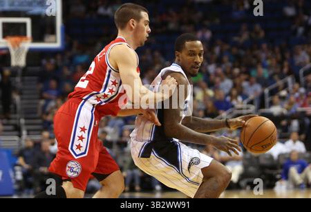 28 febbraio 2016 - Orlando, FL, USA - la guardia magica di Orlando Brandon Jennings è difesa da T.j. McConnell dei Philadelphia 76ers domenica 28 febbraio 2016, presso l'Amway Center di Orlando, Flag. (Credit Image: © Charles King/TNS via ZUMA Wire) Foto Stock