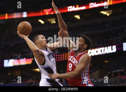 28 febbraio 2016 - Orlando, FL, USA - l'attaccante degli Orlando Magic Aaron Gordon si prepara a un tiro contro i Philadelphia 76ers' Jahlil Okafor domenica 28 febbraio 2016, all'Amway Center di Orlando, Flag. (Immagine di credito: © Charles King/TNS via ZUMA Wire) Foto Stock