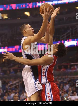 28 febbraio 2016 - Orlando, FL, USA - l'attaccante degli Orlando Magic Aaron Gordon si prepara a un tiro contro i Philadelphia 76ers' Jahlil Okafor domenica 28 febbraio 2016, all'Amway Center di Orlando, Flag. (Immagine di credito: © Charles King/TNS via ZUMA Wire) Foto Stock