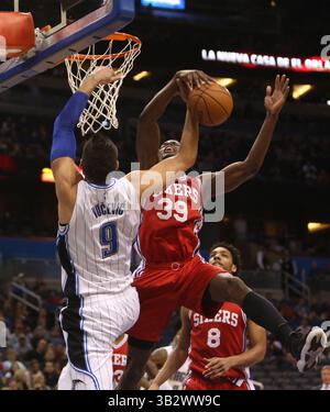 28 febbraio 2016 - Orlando, Florida, USA - il centro di Orlando Magic Nik Vucevic è bloccato da Philadelphia 76ers' Jerami Grant domenica 28 febbraio 2016, presso l'Amway Center di Orlando, Flag. (Immagine di credito: © Charles King/TNS via ZUMA Wire) Foto Stock