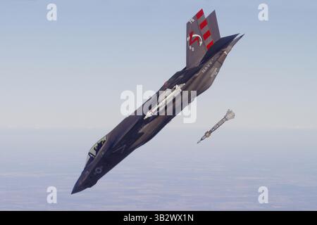 19 febbraio 2016 - Patuxent River, MD, Stati Uniti d'America - variante di caccia stealth F-35C Lightning II della US Navy entra in un'immersione a 45 gradi lanciando una bomba intelligente guidata da laser GBU-12 Paveway II durante un test d'arma il 19 febbraio 2016 nei pressi di NAS Patuxent River, Maryland. (Immagine di credito: © Michael D. Jackson/Planet Pix via ZUMA Wire) Foto Stock