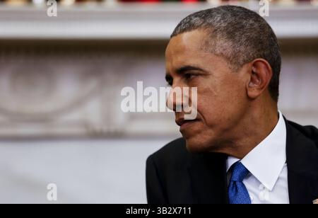 9 dicembre 2015 - Washington, Distretto di Columbia, Stati Uniti d'America - il presidente degli Stati Uniti Barack Obama ascolta il presidente Reuven Rivlin di Israele fa osservazioni al gruppo di stampa durante il loro incontro bilaterale presso l'Ufficio ovale della Casa Bianca a Washington, DC, mercoledì 9 dicembre 2015. . Crediti: Aude Guerrucci / Pool via CNP (immagine di credito: © Aude Guerrucci/CNP via ZUMA Wire) Foto Stock