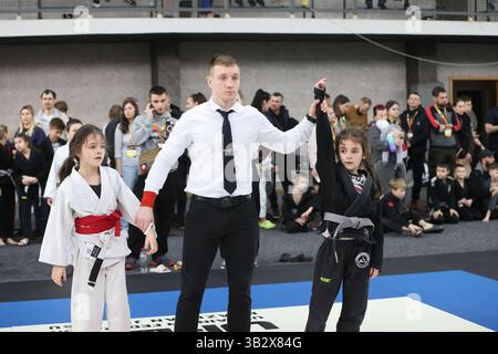 ODESSA, UCRAINA - 6 aprile 2025: Sfidante nazionale ucraino jiu jitsu i giovani atleti conducono intensi combattimenti, combattimenti sul tatami per i campioni Foto Stock