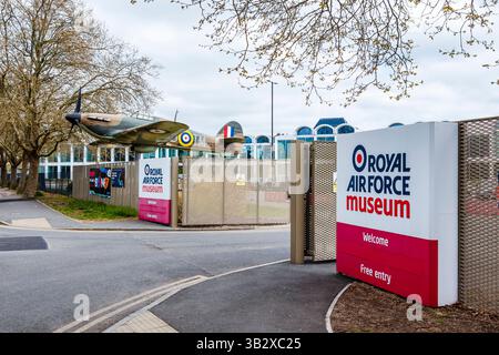 Un aereo da caccia Hawker Hurricane della seconda guerra mondiale all'ingresso del RAF Museum di Hendon, North London, Regno Unito Foto Stock