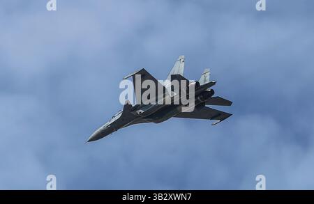 Il russo ha reso Sukhoi su-30MKM un caccia supermanovrabile della Royal Malaysian Air Force (RMAF) che volava nel cielo di Penang, Malesia, Sud-est asiatico Foto Stock