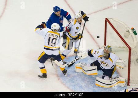 23 novembre 2015: Il portiere dei Nashville Predators Pekka Rinne (35) guarda in alto per trovare il disco mentre il difensore dei New York Rangers Dan Girardi (5) combatte il centro dei Nashville Predators Calle Jarnkrok (19) e il difensore dei Nashville Predators Ryan Ellis (4) durante la partita tra i New York Rangers e i Nashville Predators al Madison Square Garden di Manhattan, New York. Credito obbligatorio: Kostas Lymperopoulos/CSM (immagine di credito: © Kostas Lymperopoulos/CSM tramite filo ZUMA) Foto Stock