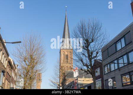 St. Lambertusbasiliek nel centro di Hengelo, Paesi Bassi. 28 marzo 2025. Foto Stock