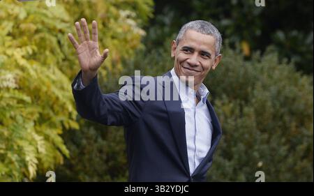 29 novembre 2015 - Washington, DC, USA - il presidente Barack Obama attraversa il South Lawn prima di lasciare la Casa Bianca a bordo di Marine One il 29 novembre 2015 a Washington, D.C. si prevede che quasi 150 leader mondiali, tra cui il presidente Obama, scenderanno a Parigi per l'inizio del vertice delle Nazioni Unite sul cambiamento climatico, che inizia lunedì nella capitale francese. (Immagine di credito: © Olivier Douliery/TNS via ZUMA Wire) Foto Stock