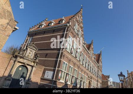 Edifici storici con sfondo blu a Dordrecht. Foto Stock