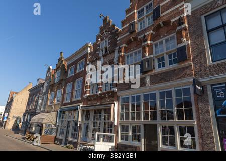 Strada storica ed edifici a Dordrecht. Foto Stock