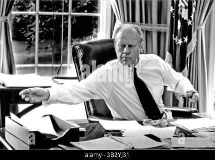 12 dicembre 2004 - Washington, District of Columbia, Stati Uniti d'America - il presidente degli Stati Uniti Gerald R. Ford lavora in camicie alla sua scrivania presso l'ufficio ovale della Casa Bianca di Washington, D.C. il 24 agosto 1974.. Credito obbligatorio: David Hume Kennerly / Casa Bianca via CNP (immagine di credito: © David Hume Kennerly/CNP via ZUMA Wire) Foto Stock