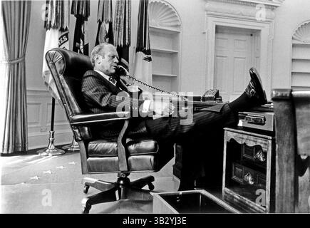 27 novembre 2004 - Washington, District of Columbia, Stati Uniti d'America - non c'è nulla di formale sul presidente degli Stati Uniti Gerald R. Ford con il piede in piedi sulla scrivania mentre parla al telefono dall'ufficio ovale della Casa Bianca a Washington, D.C. il 12 agosto 1974..credito obbligatorio: David Hume Kennerly / Casa Bianca via CNP (immagine di credito: © David Hume Kennerly/CNP via ZUMA Wire) Foto Stock