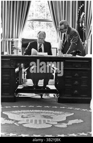 4 febbraio 2006 - Washington, Distretto di Columbia, Stati Uniti d'America - il presidente degli Stati Uniti Gerald R. Ford e il consigliere Robert Hartmann lavorano al prossimo discorso del presidente prima di una sessione congiunta del Congresso alla Casa Bianca a Washington, D.C. il 12 agosto 1974. . Credito obbligatorio: David Hume Kennerly / Casa Bianca tramite CNP (immagine di credito: © David Hume Kennerly/CNP tramite ZUMA Wire) Foto Stock