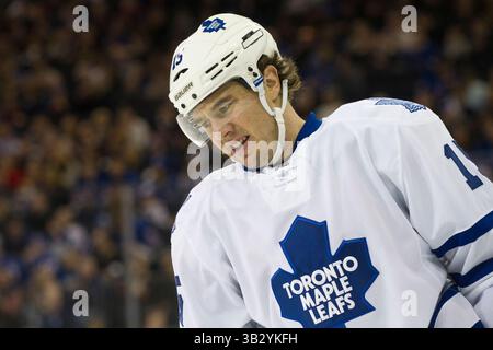 15 novembre 2015: L'ala destra dei Toronto Maple Leafs P.A. Parenteau (15) è frustrato durante la partita tra i New York Rangers e i Toronto Maple Leafs al Madison Square Garden di Manhattan, New York. Credito obbligatorio: Kostas Lymperopoulos/CSM (immagine di credito: © Kostas Lymperopoulos/CSM tramite filo ZUMA) Foto Stock