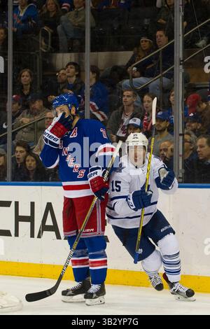 15 novembre 2015: L'ala destra dei Toronto Maple Leafs P.A. Parenteau (15) celebra un gol vicino al centro dei New York Rangers Derek Stepan (21) durante la partita tra i New York Rangers e i Toronto Maple Leafs al Madison Square Garden di Manhattan, New York. I New York Rangers sconfissero i Toronto Maple Leafs per 4-3. Credito obbligatorio: Kostas Lymperopoulos/CSM (immagine di credito: © Kostas Lymperopoulos/CSM tramite filo ZUMA) Foto Stock
