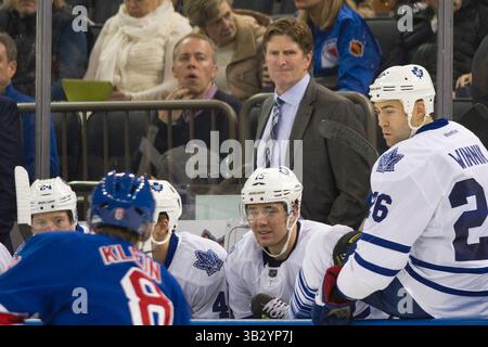 15 novembre 2015: Il capo-allenatore dei Toronto Maple Leafs Mike Babcock guarda l'azione dalla panchina insieme all'ala destra dei Toronto Maple Leafs Daniel Winnik (26) e all'ala destra dei Toronto Maple Leafs P.A. Parenteau (15) durante la partita tra i New York Rangers e i Toronto Maple Leafs al Madison Square Garden di Manhattan, New York. I New York Rangers sconfissero i Toronto Maple Leafs per 4-3. Credito obbligatorio: Kostas Lymperopoulos/CSM (immagine di credito: © Kostas Lymperopoulos/CSM tramite filo ZUMA) Foto Stock