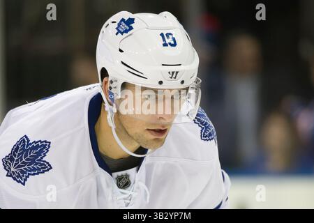 15 novembre 2015: L'ala destra dei Toronto Maple Leafs Joffrey Lupul (19) guarda durante la partita tra i New York Rangers e i Toronto Maple Leafs al Madison Square Garden di Manhattan, New York. I New York Rangers sconfissero i Toronto Maple Leafs per 4-3. Credito obbligatorio: Kostas Lymperopoulos/CSM (immagine di credito: © Kostas Lymperopoulos/CSM tramite filo ZUMA) Foto Stock