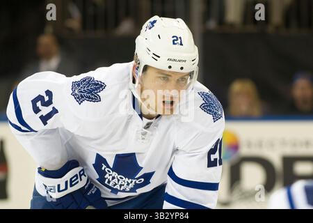 15 novembre 2015: L'ala sinistra dei Toronto Maple Leafs James van Riemsdyk (21) guarda durante la partita tra i New York Rangers e i Toronto Maple Leafs al Madison Square Garden di Manhattan, New York. I New York Rangers sconfissero i Toronto Maple Leafs per 4-3. Credito obbligatorio: Kostas Lymperopoulos/CSM (immagine di credito: © Kostas Lymperopoulos/CSM tramite filo ZUMA) Foto Stock