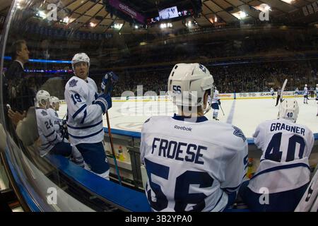 15 novembre 2015: L'ala destra dei Toronto Maple Leafs Joffrey Lupul (19), il centro dei Toronto Maple Leafs Byron Froese (56) e l'ala destra dei Toronto Maple Leafs Michael Grabner (40) guardano dalla panchina durante la partita tra i New York Rangers e i Toronto Maple Leafs al Madison Square Garden di Manhattan, New York. I New York Rangers sconfissero i Toronto Maple Leafs per 4-3. Credito obbligatorio: Kostas Lymperopoulos/CSM (immagine di credito: © Kostas Lymperopoulos/CSM tramite filo ZUMA) Foto Stock
