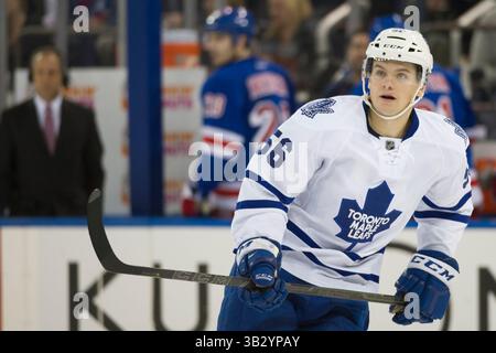 15 novembre 2015: Il centro dei Toronto Maple Leafs Byron Froese (56) è in azione durante la partita tra i New York Rangers e i Toronto Maple Leafs al Madison Square Garden di Manhattan, New York. I New York Rangers sconfissero i Toronto Maple Leafs per 4-3. Credito obbligatorio: Kostas Lymperopoulos/CSM (immagine di credito: © Kostas Lymperopoulos/CSM tramite filo ZUMA) Foto Stock