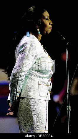 14 luglio 1992 - New York, New York, Stati Uniti: La cantante americana, The Queen of Soul, ARETHA FRANKLIN, 50, canta l'inno nazionale degli Stati Uniti d'America (The Star-Spangled Banner), all'apertura della seconda notte della Convention Nazionale Democratica al Madison Square Garden. Questa è considerata una delle migliori interpretazioni della canzone di sempre. (Immagine di credito: © Mark Reinstein/ZUMA Wire) Foto Stock