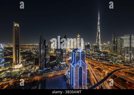 Skyline di Dubai di notte, Burj Khalifa l'edificio più alto del mondo, Emirati Arabi Uniti, Asia Foto Stock
