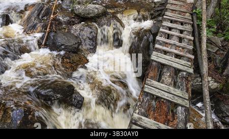 Ponte di legno su un torrente, vicino a Kvam, Gudbrandsdalen, Norvegia, Europa Foto Stock