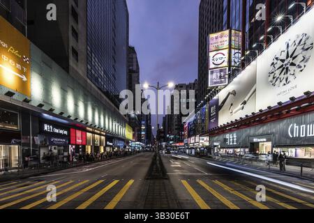 HONG KONG, CINA - 28 SETTEMBRE 2024: Trafficata Nathan Rd di notte con la famosa segnaletica, l'architettura e il traffico a Mongkok su Kowloon a Hong Kong Foto Stock