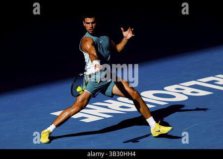 MELBOURNE, AUSTRALIA - 19 GENNAIO: Carlos Alcaraz di Spagna colpisce in anticipo Jack Draper di Gran Bretagna l'ottavo giorno degli Australian Open 2025 at Foto Stock