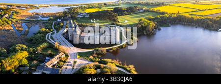 I più bei castelli medievali francesi - il meraviglioso castello di Suscinio (Susinio) in Bretagna. vista panoramica aerea ad angolo alto Foto Stock