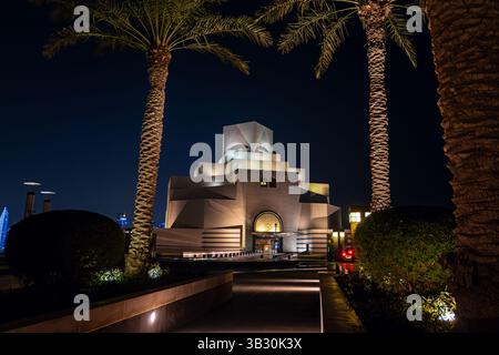 Doha, Qatar, Una vista del Museo d'Arte Islamica di Doha, Qatar, con bellissimi riflessi. Foto Stock