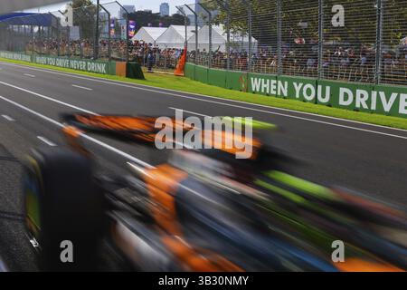MELBOURNE, AUSTRALIA - 14 MARZO: Lando Norris, Gran Bretagna, guida la McLaren Formula 1 Team MCL39 durante le seconde prove nel campionato australiano G 2025 Foto Stock