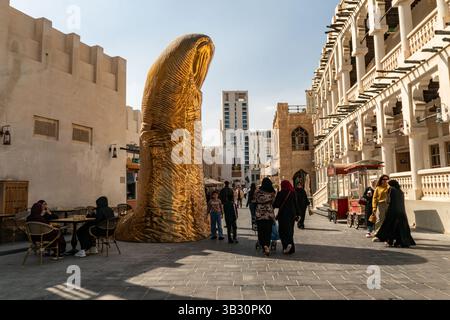 Doha, Qatar, 31 gennaio 2025: Monumento al pollice d'oro installato a Souq Waqif, Doha, Qatar Foto Stock