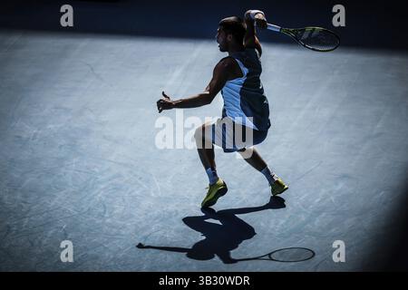 MELBOURNE, AUSTRALIA - 19 GENNAIO: Carlos Alcaraz di Spagna colpisce in anticipo Jack Draper di Gran Bretagna l'ottavo giorno degli Australian Open 2025 at Foto Stock