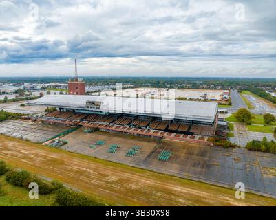 Mays Landing, New Jersey 10-20-2023 Vista aerea del vecchio circuito abbandonato di Atlantic City, formalmente circuito automobilistico in una grigia nuvolosa giornata autunnale. Foto Stock