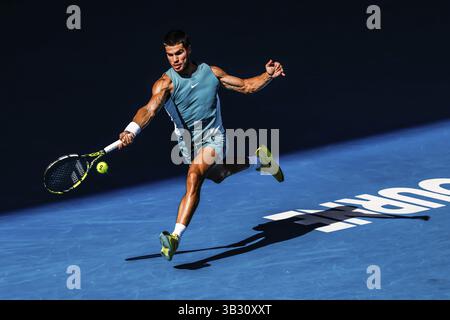 MELBOURNE, AUSTRALIA - 19 GENNAIO: Carlos Alcaraz di Spagna colpisce in anticipo Jack Draper di Gran Bretagna l'ottavo giorno degli Australian Open 2025 at Foto Stock