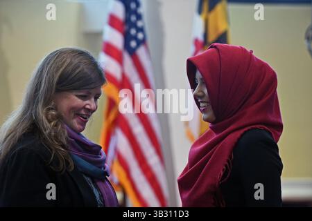 3 febbraio 2016 - Windsor Mill, Maryland, Stati Uniti - JENA LUEDTKE, sinistra, parla con SABREENAH KHAN, una studentessa del College Park, in attesa della visita del presidente Barack Obama alla società Islamica di Baltimora. (Immagine di credito: © Kenneth K. Lam/TNS tramite filo ZUMA) Foto Stock