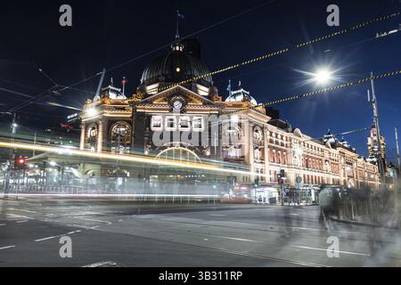 MELBOURNE, AUSTRALIA - 10 OTTOBRE 2024: Stazione Flinders di Melbourne al crepuscolo e nell'ora di punta con traffico e pedoni il 10 ottobre 2024 Foto Stock