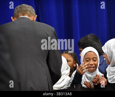 3 febbraio 2016 - Windsor Mill, Maryland, Stati Uniti - YASMEEN R'GHIOUI, 9 anni, quarta elementare alla al-Rahmah School, reagisce al suo amico dopo aver stretto la mano al presidente BARACK OBAMA, lasciato, durante la sua visita alla società Islamica di Baltimora. (Immagine di credito: © Kenneth K. Lam/TNS tramite filo ZUMA) Foto Stock