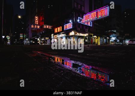 HONG KONG, CINA - 28 SETTEMBRE 2024: Trafficato angolo di strada di notte con la famosa vecchia segnaletica al neon a Portland St, Mongkok a Kowloon a Hong Kong Foto Stock