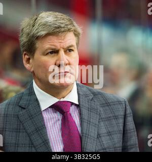 Il capo-allenatore dei Carolina Hurricanes Bill Peters durante la partita della NHL tra i Calgary Flames e i Carolina Hurricanes sabato 24 gennaio 2016 alla PNC Arena di Raleigh, North Carolina. Jacob Kupferman/CSM(immagine di credito: © Jacob Kupferman/CSM tramite filo ZUMA) Foto Stock
